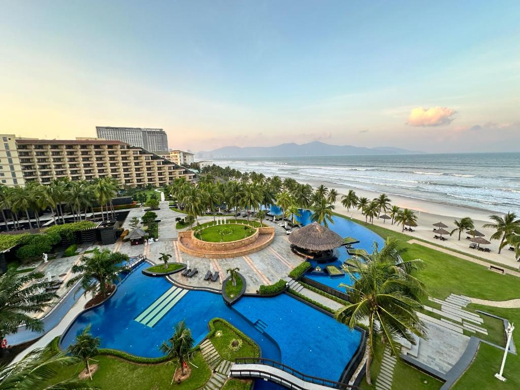 Crowne Plaza Danang gây ấn tượng với khuôn viên xanh mát, biệt lập.