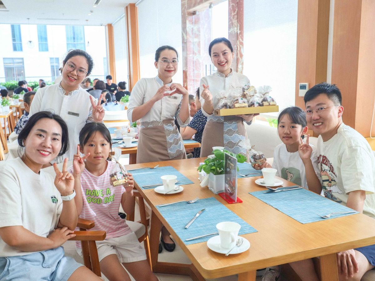 Các gia đình có thể cân nhắc lựa chọn lưu trú tại những khách sạn có nhiều dịch vụ và tiện ích phù hợp với con nhỏ. 