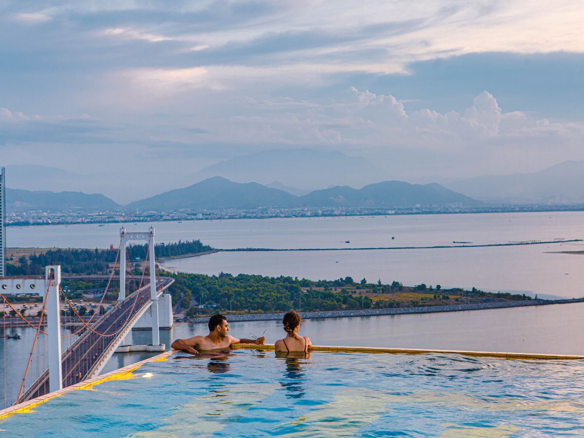 Hồ bơi vô cực tại Wyndham Danang Golden Bay là nơi thích hợp để các cặp đôi có thời gian thư giãn và ngắm cảnh đẹp bên nhau.
