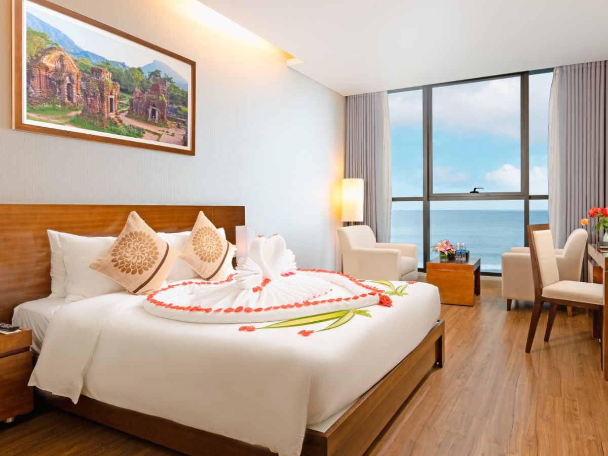 Phòng nghỉ hiện đại được decor lãng mạn dành cho các cặp đôi ở Grand Tourane Hotel.