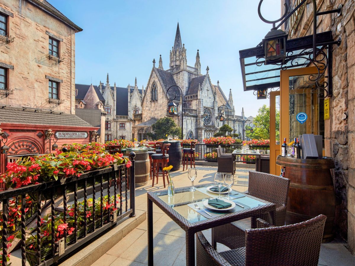 Khách nước ngoài đến vui chơi ở Bà Nà Hills có thể dành thời gian lưu trú tại Mercure Danang French Village Bana Hills để có được nhiều trải nghiệm lưu trú thú vị.