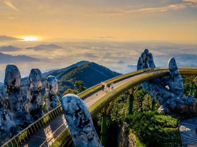 Cây cầu đặc biệt nhất ở “thành phố của những cây cầu” nằm trong khu du lịch Sun World Ba Na Hills, trên độ cao hơn 1400m.