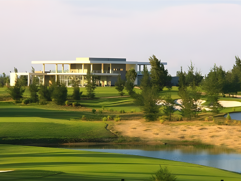 Một số sân golf cũng trang bị hệ thống chiếu sáng hiện đại, giúp golfer có thể chơi cả vào buổi tối trong mùa cao điểm.