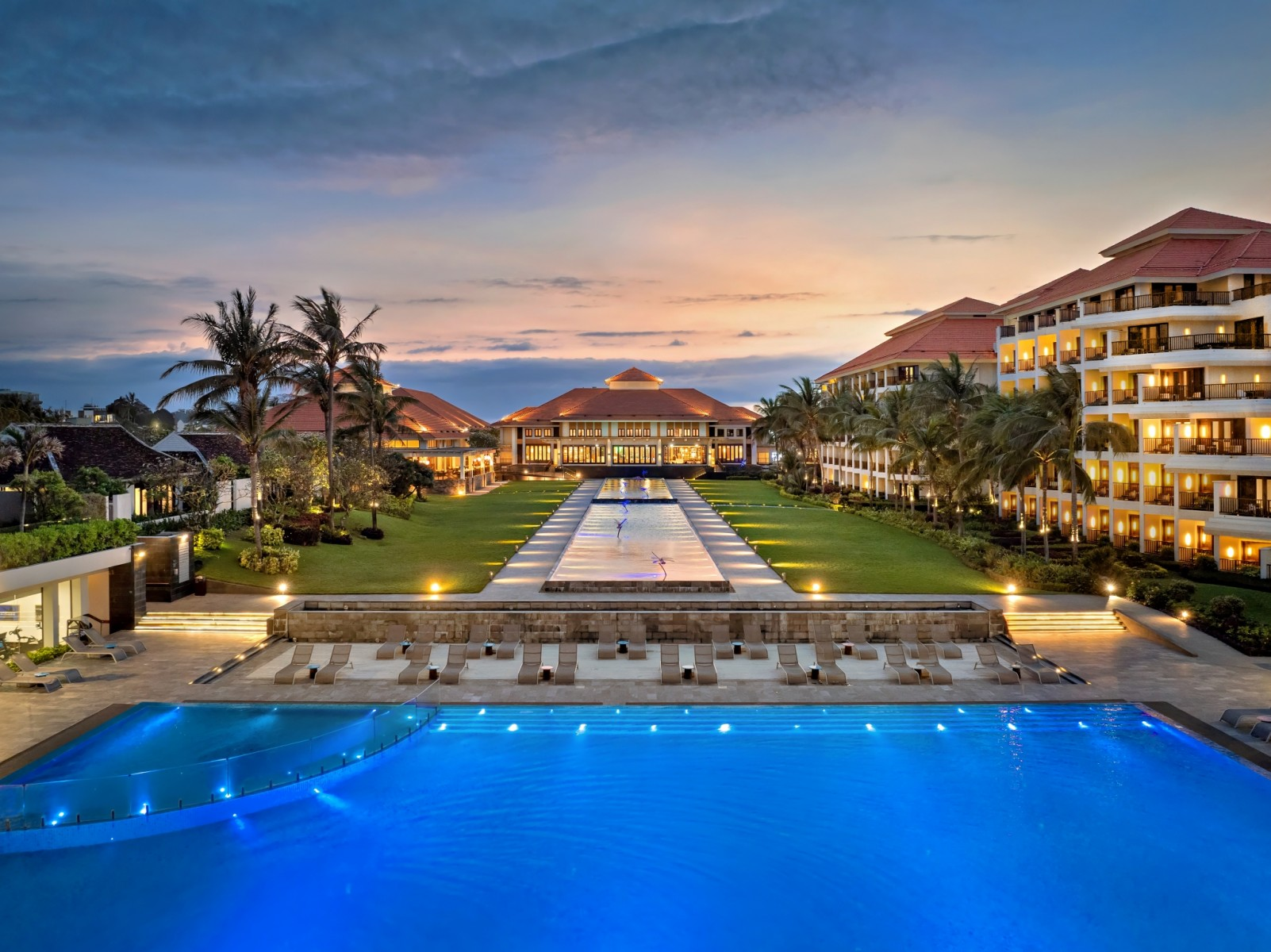 Pullman Danang Beach Resort mang đến trải nghiệm nghỉ dưỡng hiện đại.