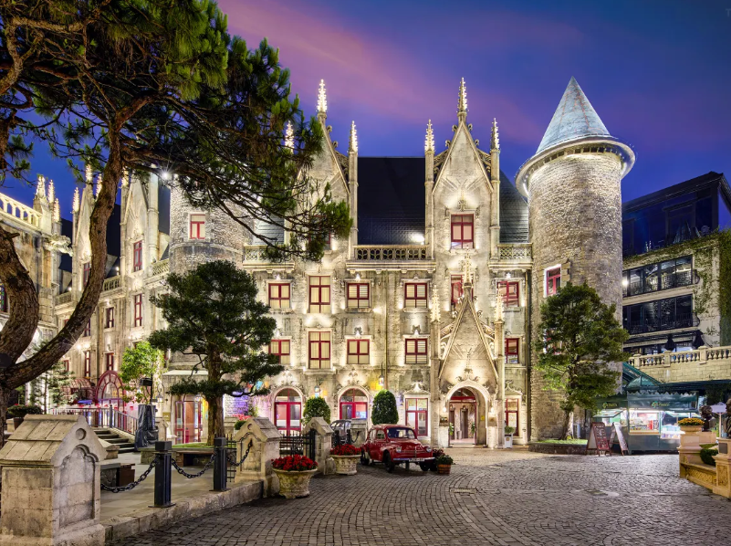 Mercure Bà Nà Hills French Village là lựa chọn nổi bật dành cho du khách muốn nghỉ lại qua đêm.