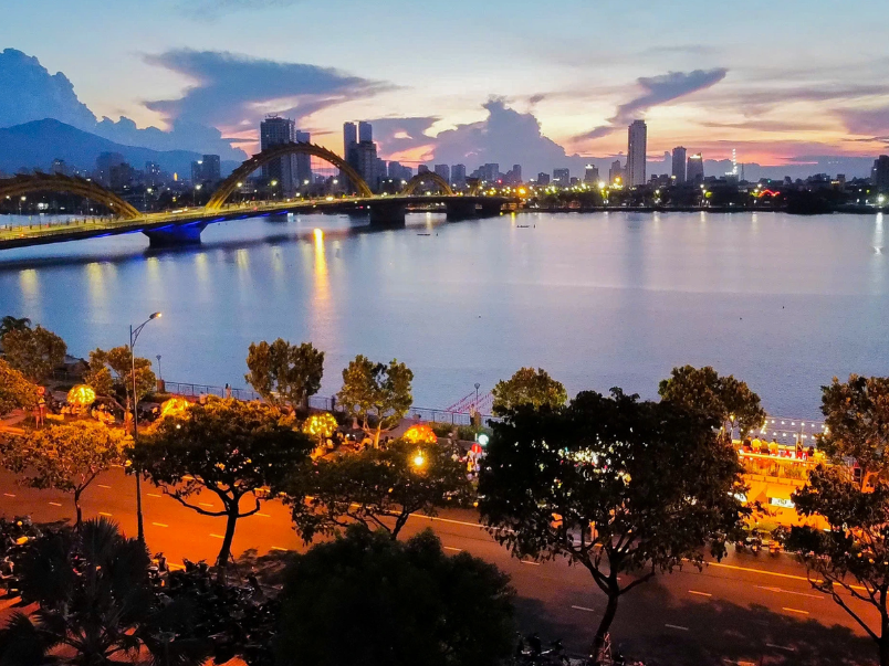 Sáng sớm là thời điểm giao thông nội thành còn thông thoáng.
