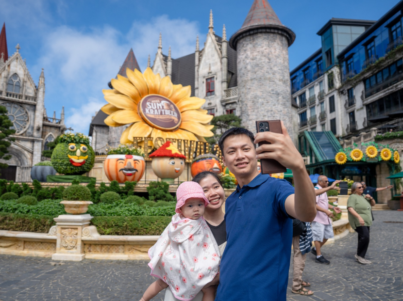 Du khách thoải mái tận hưởng không khí mát mẻ tại Sun World Ba Na Hills.