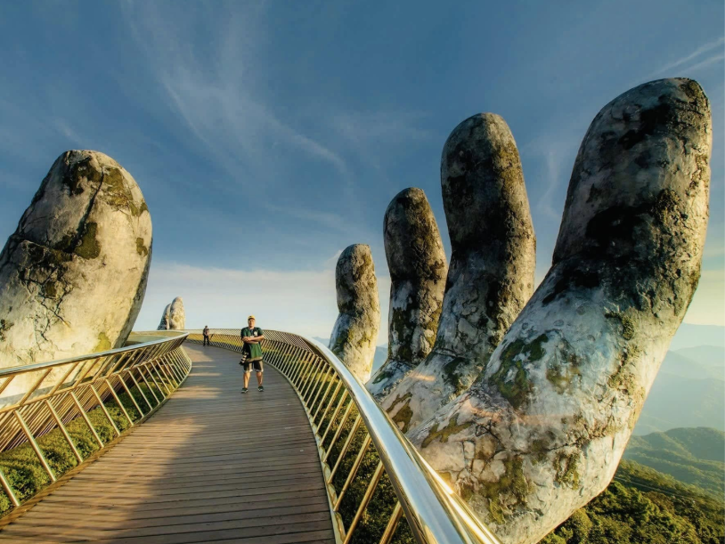 Cầu Vàng trở thành điểm check-in không thể thiếu trong hành trình khám phá Bà Nà Hills. 