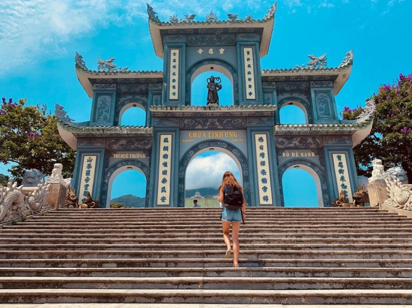 Du khách giữ thái độ tôn trọng không gian linh thiêng khi chụp tại chùa.