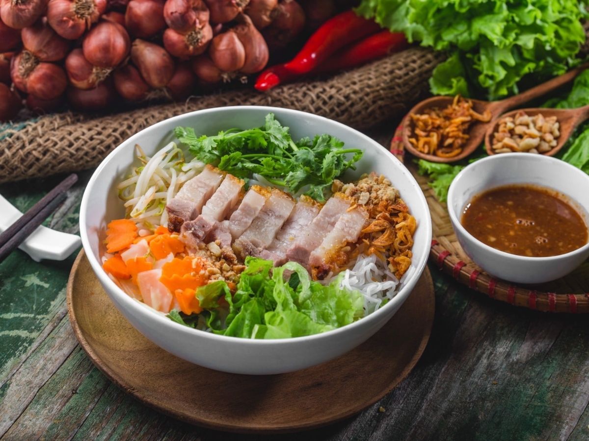Bữa trưa nên thưởng thức bún mắm đậm đà tại Bún mắm Vân hoặc trải nghiệm bánh tráng cuốn thịt heo hấp dẫn.