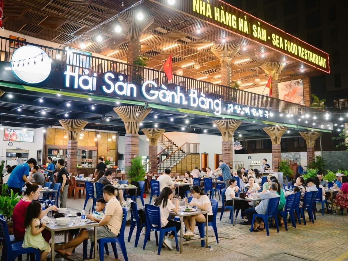 Nhà hàng Gành Bàng nổi tiếng với thực đơn hải sản phong phú và không gian rộng mở hướng biển Mỹ Khê.