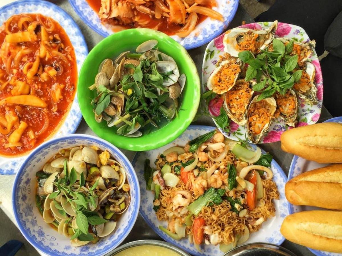 Nổi bật trong danh sách các nhà hàng hải sản ngon, Bà Rô ghi điểm nhờ độ tươi của nguyên liệu và giá cả hợp lý.