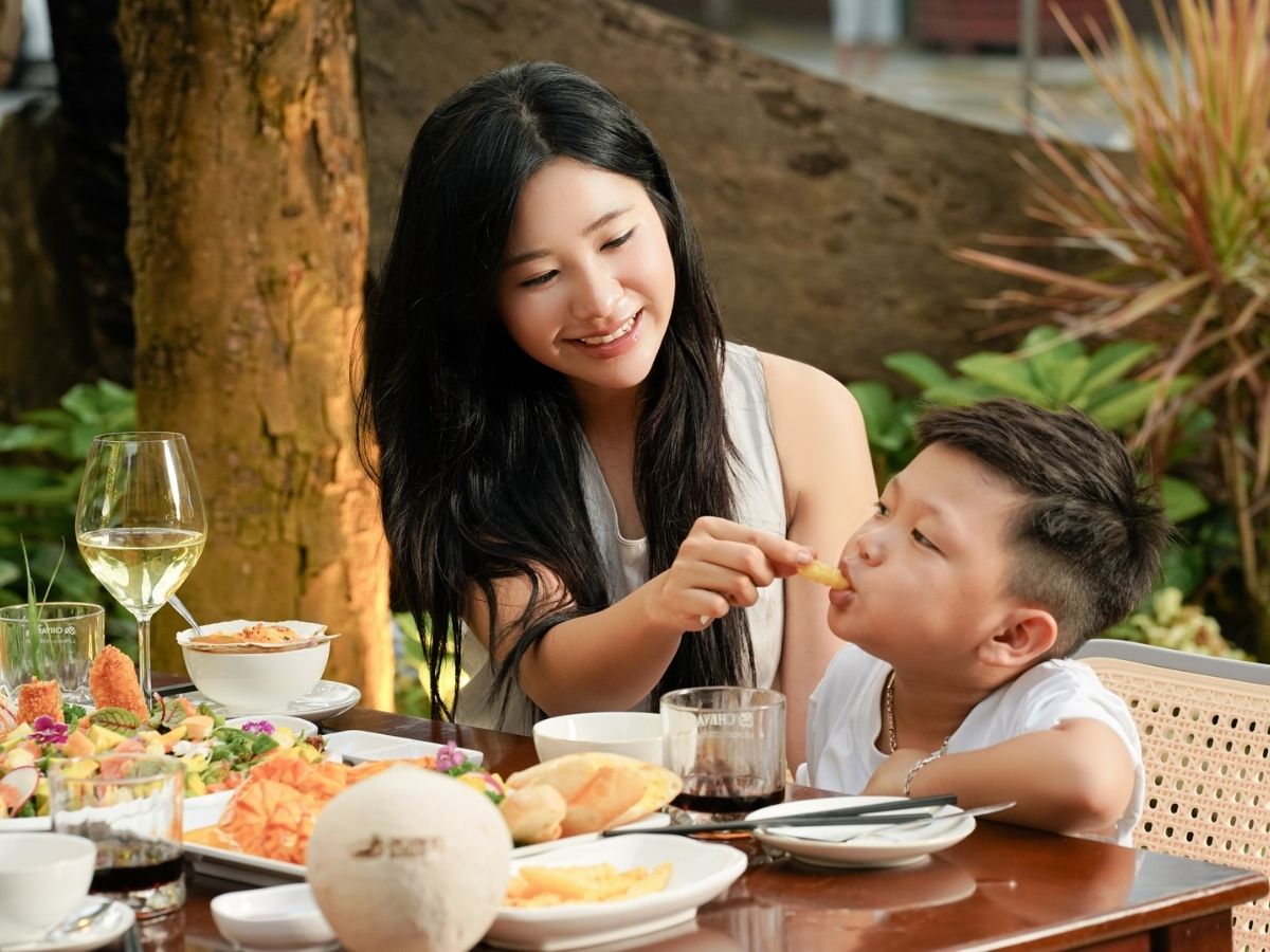 Nhiều nhà hàng tại Đà Nẵng bày sẵn cua gạch, cua thịt, cua biển to, tôm hùm, tôm mũ ni sống trong bể để khách lựa chọn trực tiếp