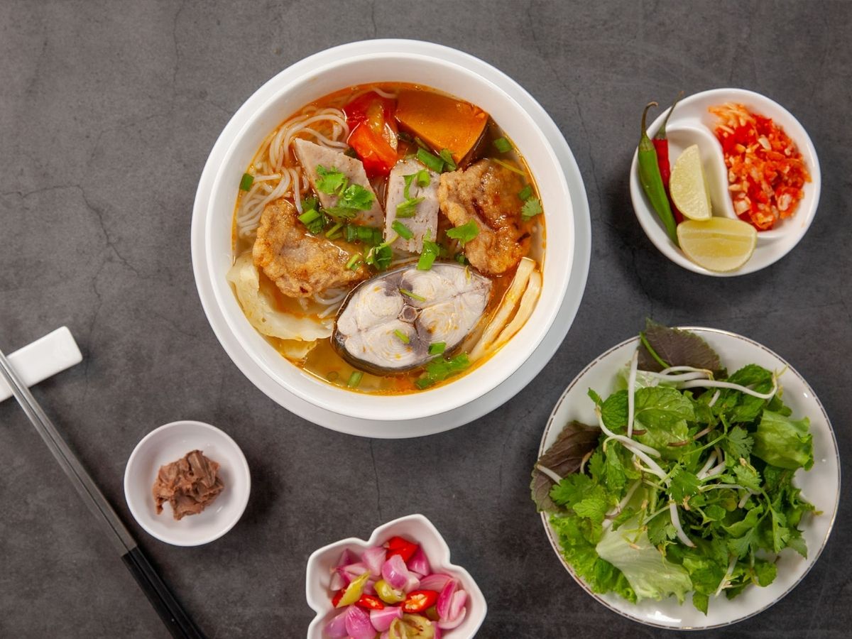 Nước dùng của bún chả cá Đà Nẵng được ninh từ xương cá tươi như cá thu, cá ngừ, cá ngát, kết hợp với các loại rau củ.