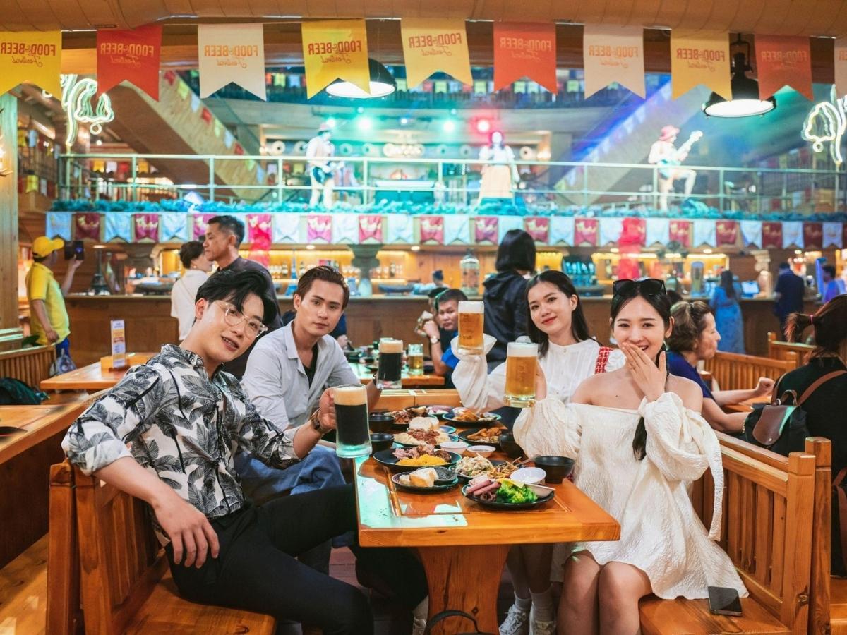 Trong khu du lịch Sun World Ba Na Hills, các nhà hàng buffet phục vụ nhiều món Á, Âu.