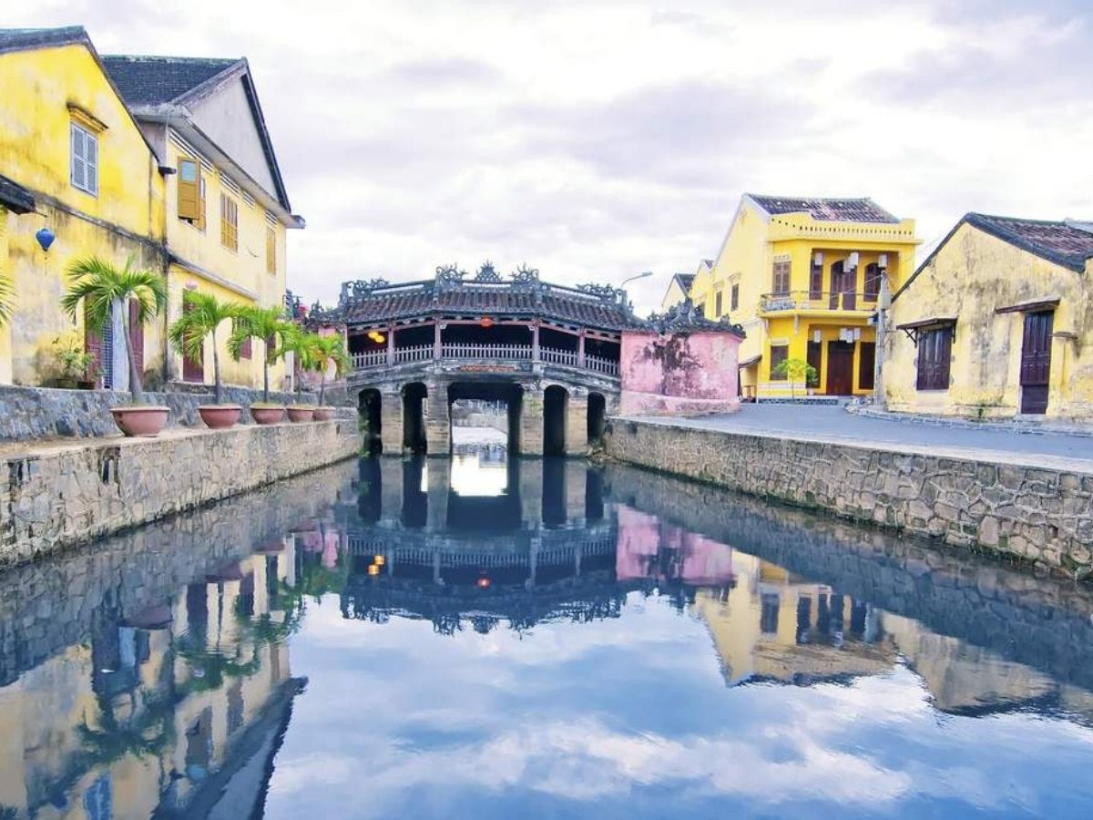 Để ghi lại những hình ảnh đẹp ở Chùa Cầu Hội An, việc lựa chọn thời điểm có “ánh sáng vàng” rất quan trọng