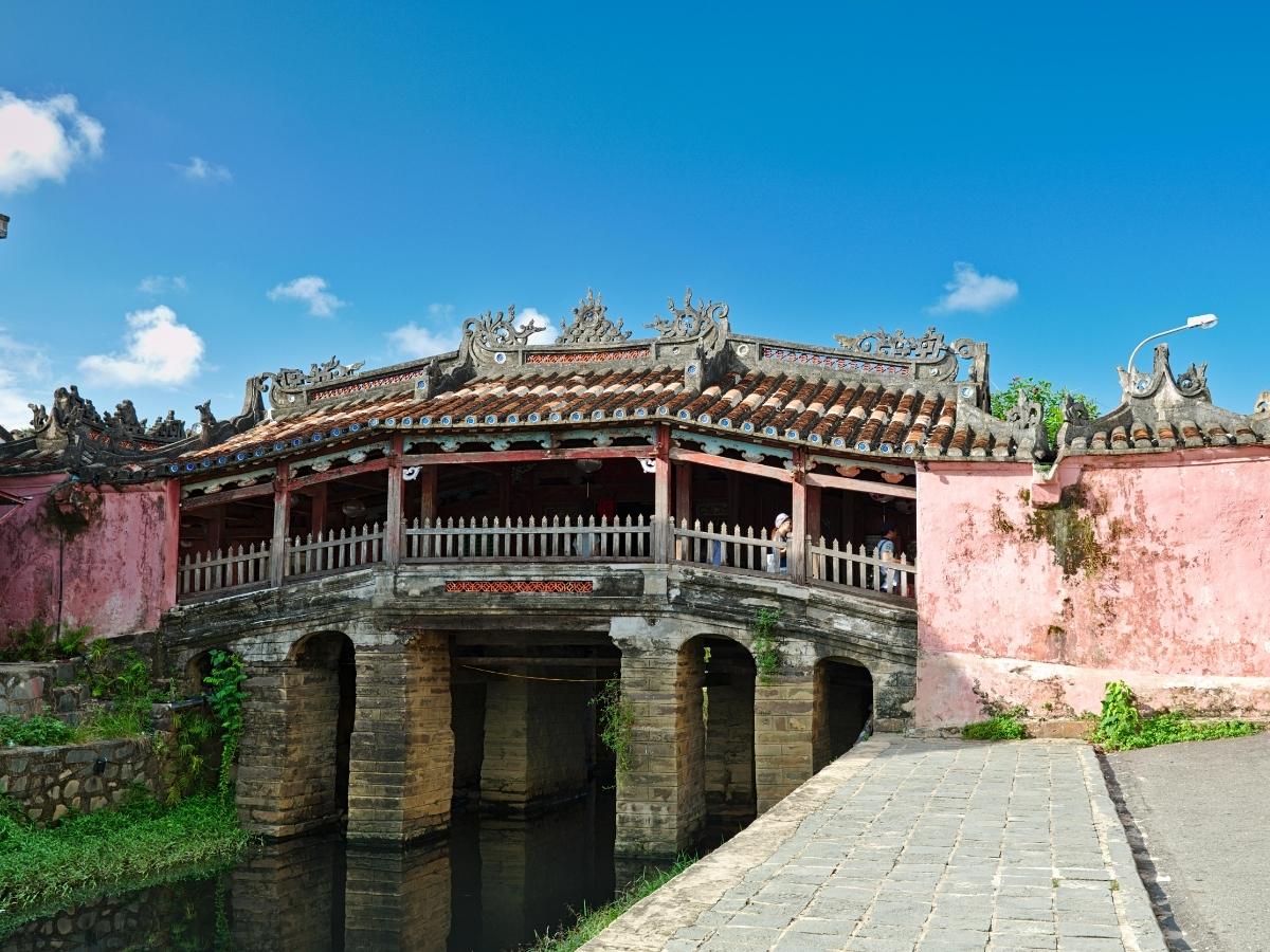 Khi đặt chân đến Chùa Cầu Hội An, du khách như được bước vào trái tim của một thương cảng từng rất nhộn nhịp. 