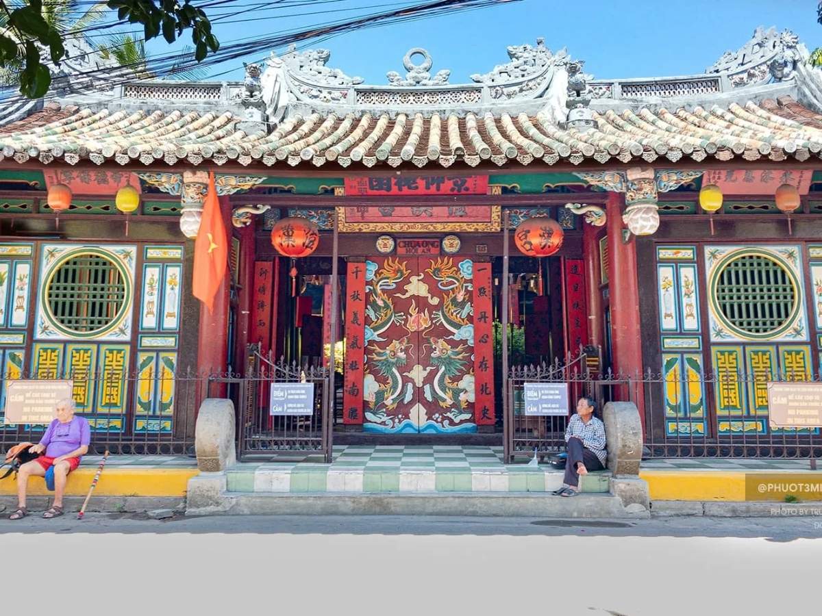 Khi tới Chùa Ông Hội An, du khách nên chuẩn bị trang phục kín đáo, lịch sự nhằm bày tỏ sự tôn trọng với không gian tín ngưỡng.