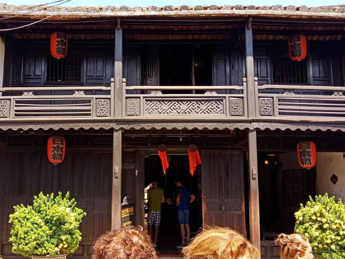 Nhà cổ Phùng Hưng tọa lạc tại số 4, đường Nguyễn Thị Minh Khai, phường Hội An, chỉ cách Chùa Cầu một quãng ngắn trong khu phố cổ.