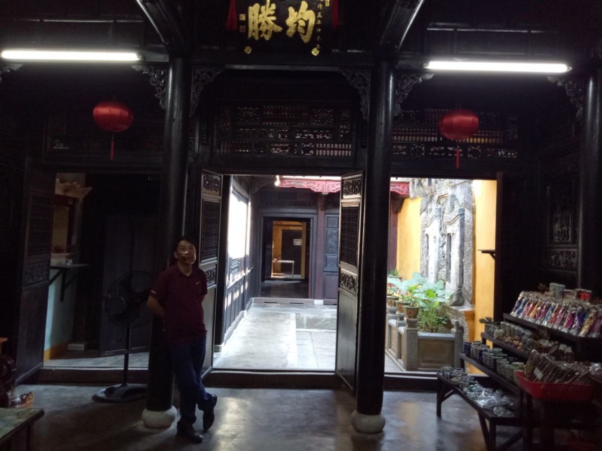 Tất cả các phần quan trọng của Nhà cổ Quân Thắng như khung nhà, cột, kèo, xà và đồ nội thất chủ yếu được làm từ gỗ lim loại gỗ quý.