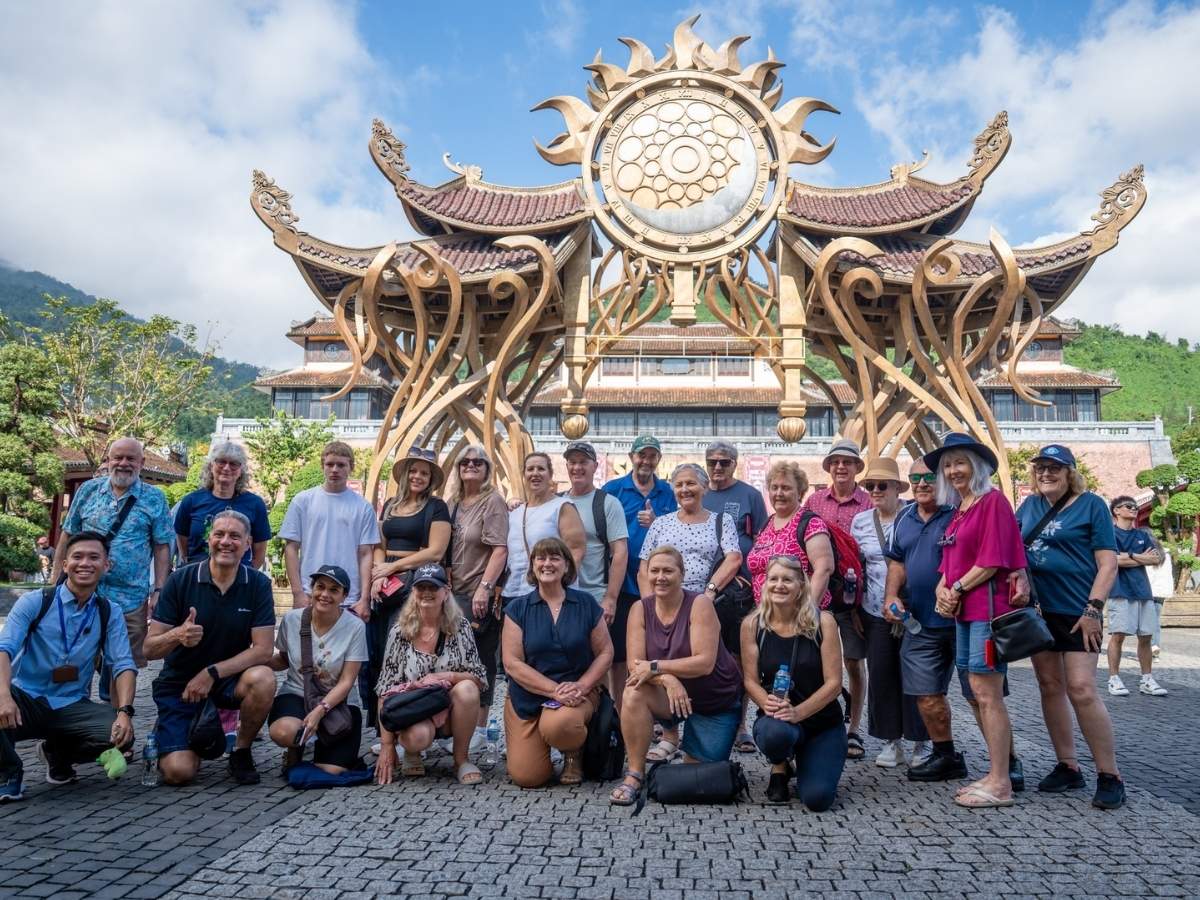 Du khách khởi hành sớm đi Sun World Ba Na Hills để tận hưởng không khí mát mẻ và tham quan các điểm nổi bật.