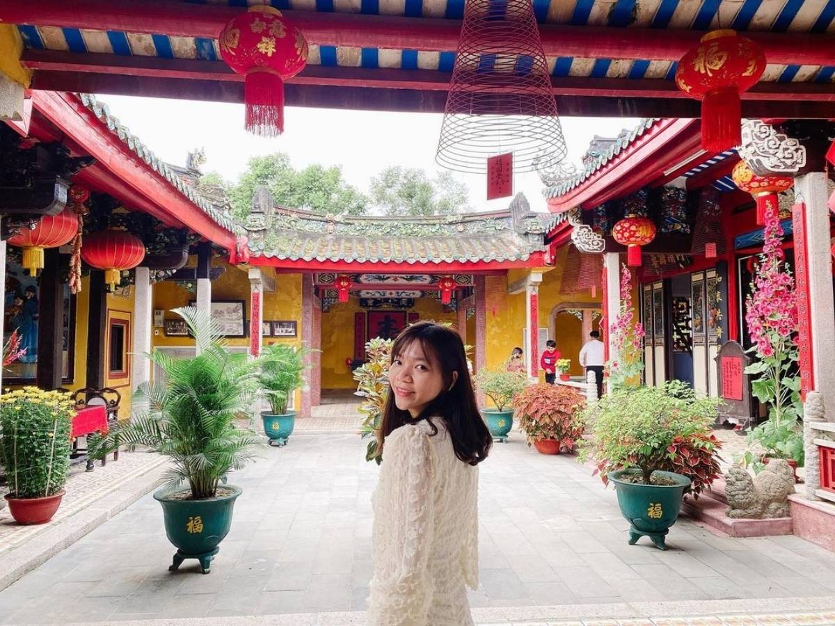 Khi đến Hội quán Quảng Đông, việc chọn trang phục kín đáo là thể hiện sự tôn trọng với không gian linh thiêng.