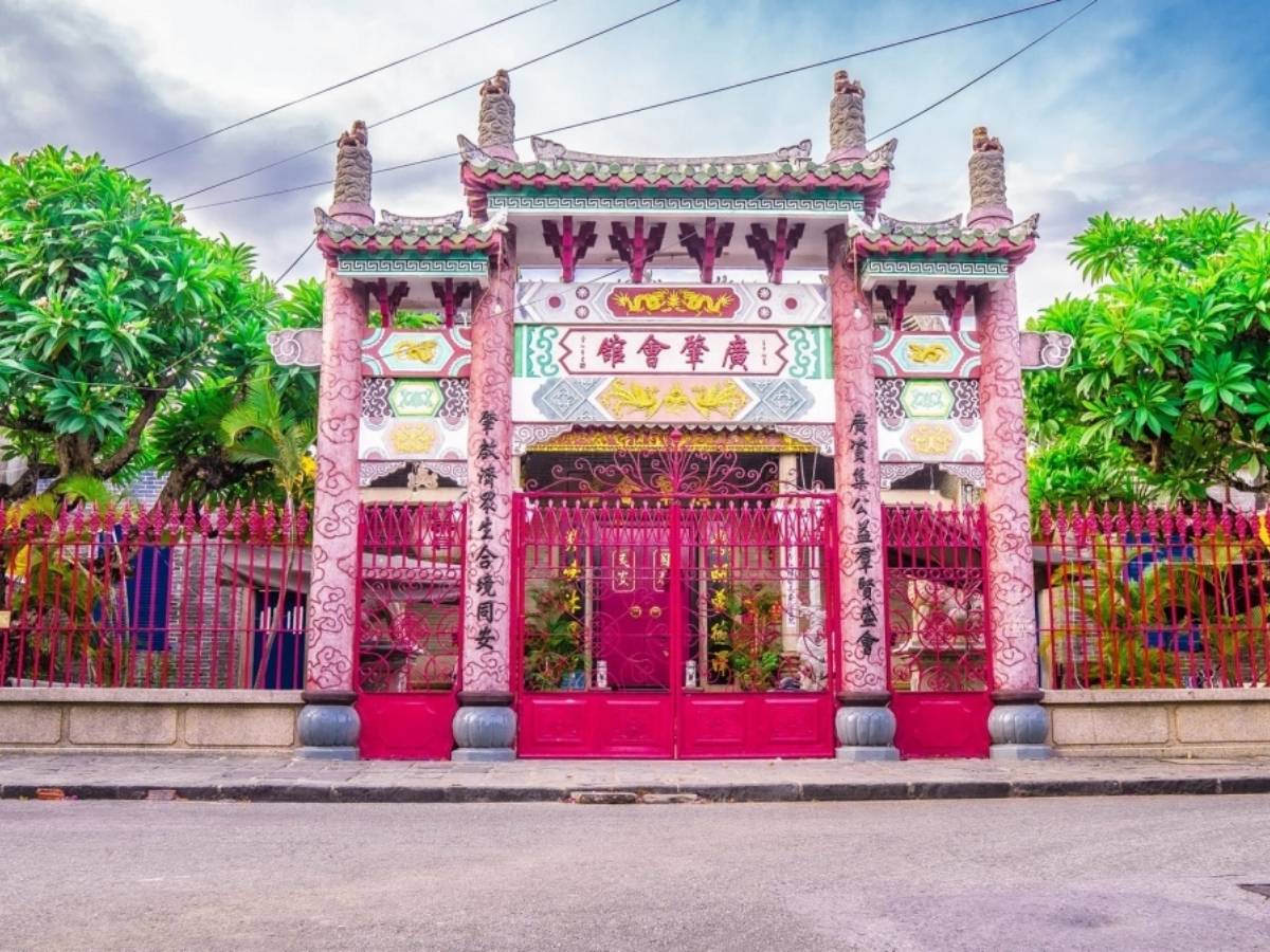 Bước qua cổng tam quan bề thế, du khách sẽ chiêm ngưỡng toàn bộ kiến trúc Hội quán Quảng Đông Hội An.