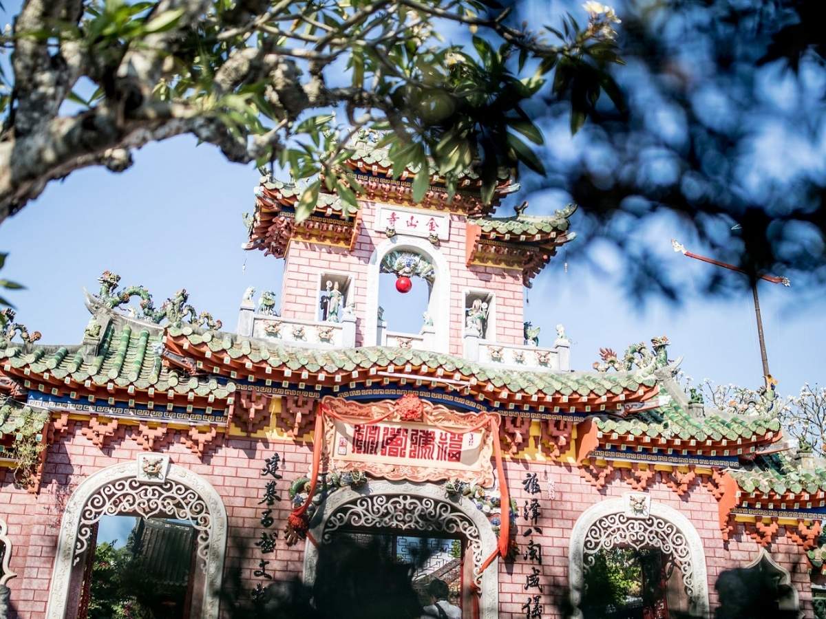 Điểm nhấn nổi bật là cổng Tam Quan lớn ốp sành sứ nhiều màu sắc. 