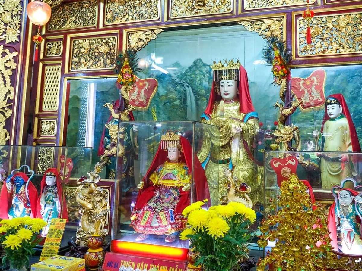 Trong nhiều câu chuyện dân gian truyền lại, truyền thuyết về pho tượng Thiên Hậu Thánh Mẫu để lại nhiều ấn tượng sâu sắc.