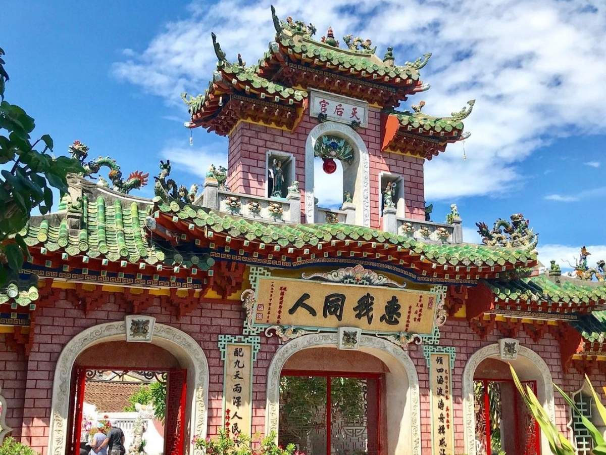Khi đặt chân đến phố cổ Hội An, Hội quán Phúc Kiến nổi bật như một viên ngọc giữa không gian trầm mặc và cổ kính. 