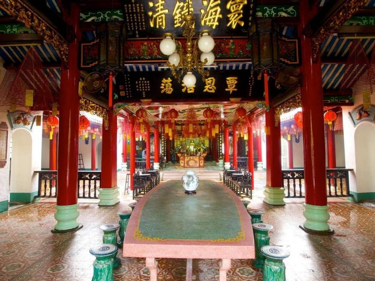 Khi đặt chân vào Hội quán Phúc Kiến, du khách sẽ cảm nhận được sự hài hòa giữa sự bề thế và tinh tế trong kiến trúc. 
