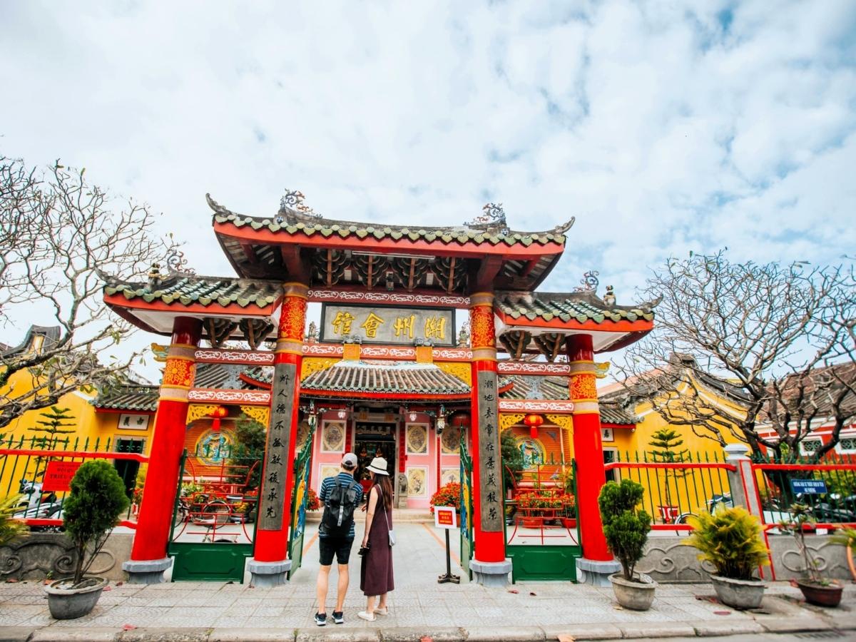 Mặt tiền Hội quán Triều Châu là nơi lý tưởng để chụp hình với các mảng tường được trang trí hoa văn cá chép hóa rồng.