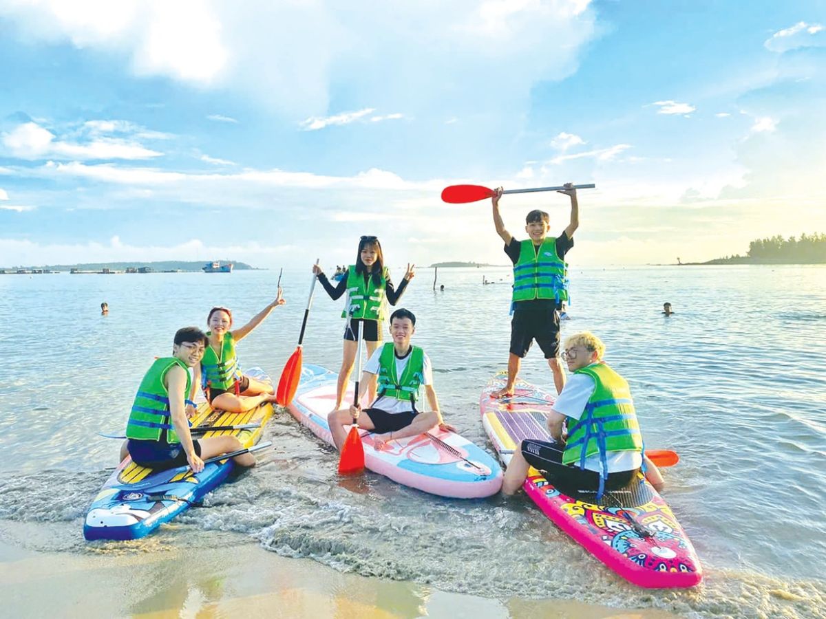 Du khách có thể tham gia chèo SUP tại vùng biển ở xã đảo Tam Hải.
