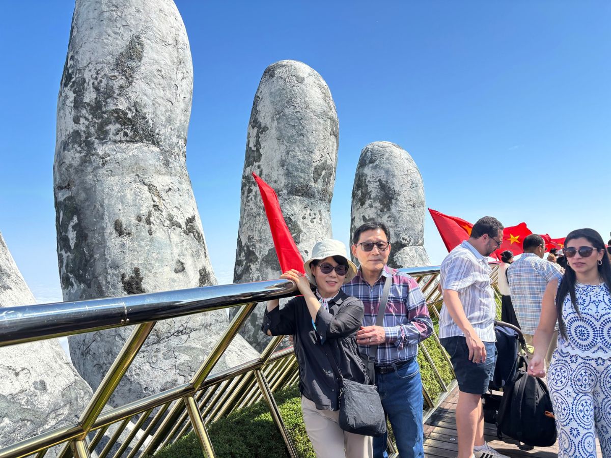 Cầu Vàng ở Bà Nà Hills là địa điểm du lịch nổi tiếng ở Đà Nẵng mà du khách nên lưu lại cho hành trình đi chơi của mình.