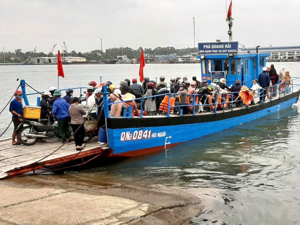 Du khách có thể đến xã đảo Tam Hải thông qua các chuyến phà mỗi ngày.