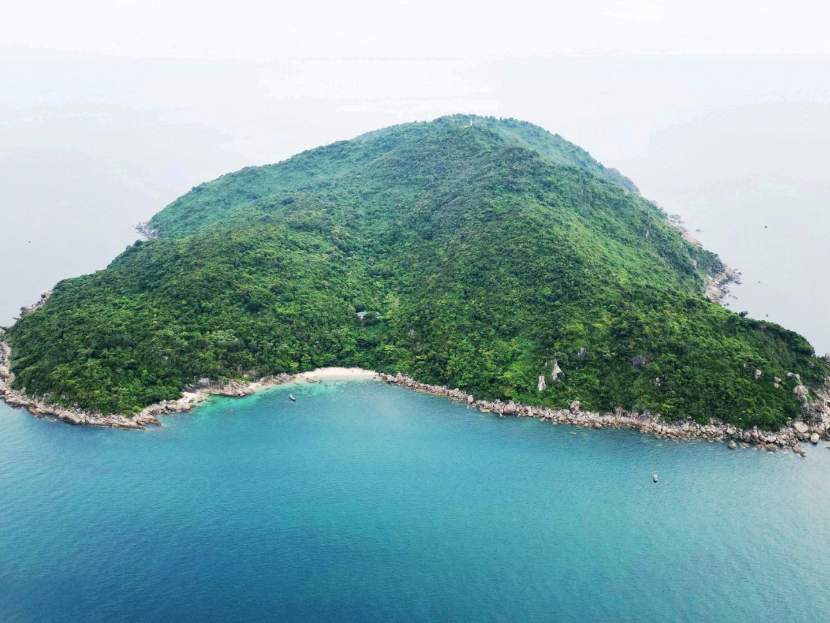 Hòn Sơn Chà được bao quanh bởi biển xanh với hệ sinh thái thiên nhiên đa dạng.