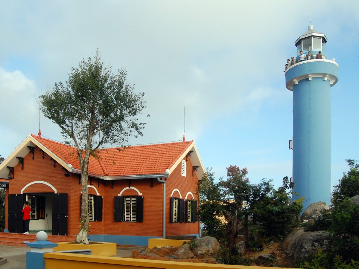 Du khách có thể check in cảnh đẹp tại hải đăng trên Hòn Sơn Chà.