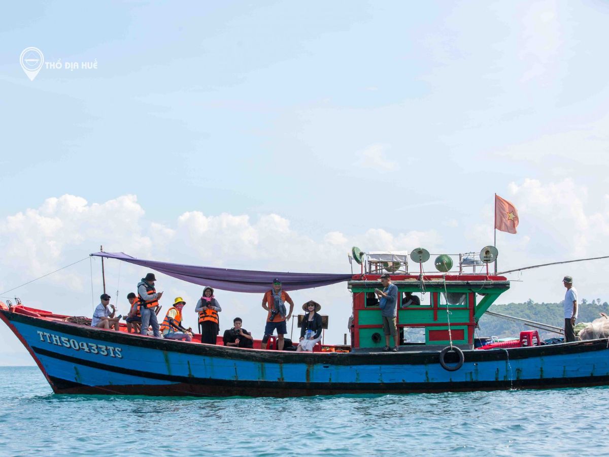 Du khách có thể đến Hòn Sơn Chà thông qua các cano hay thuyền biển.