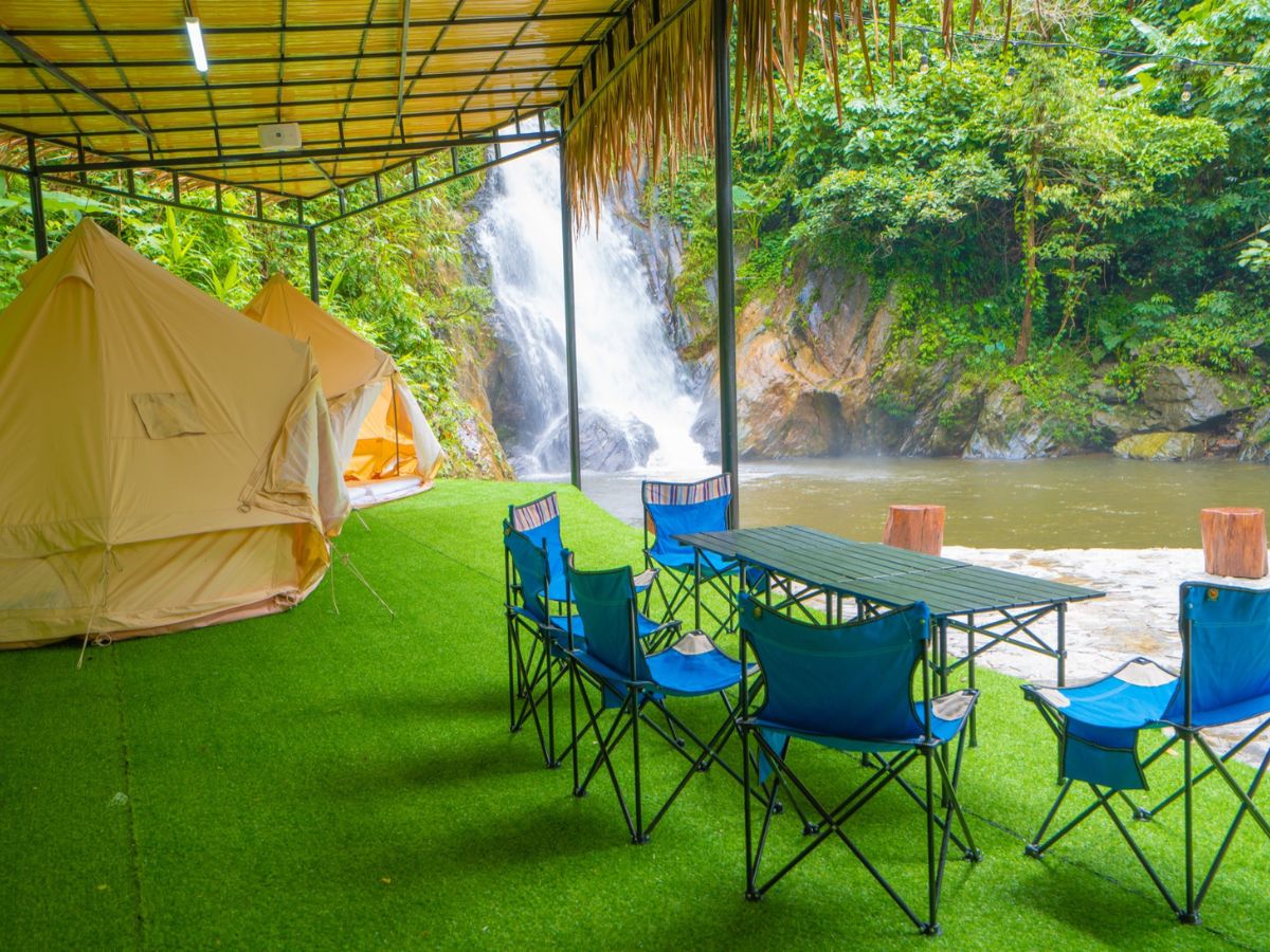 Cắm trại và picnic bên dòng suối mát cũng là trải nghiệm thú vị ở Cổng Trời Đông Giang.