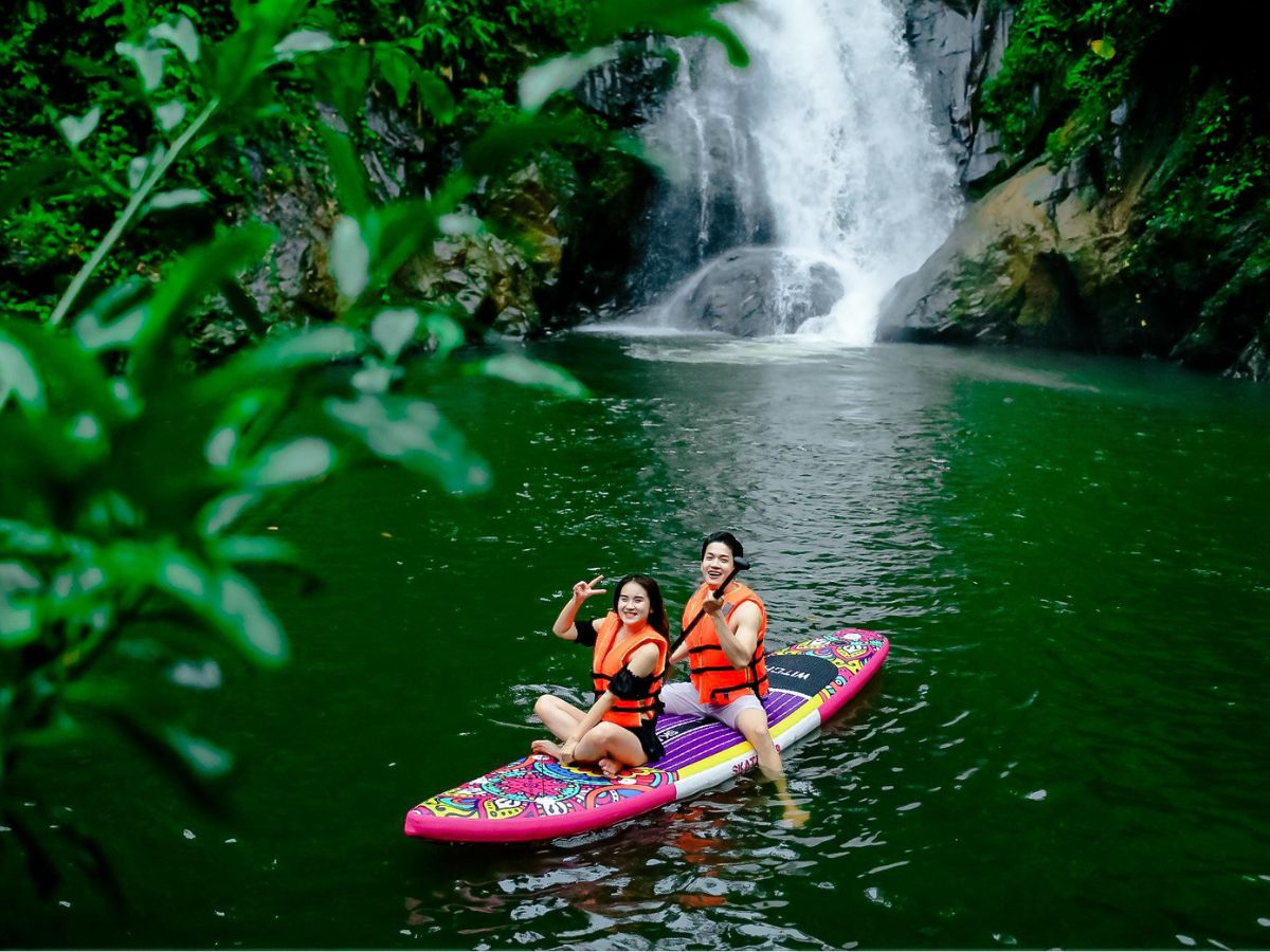 Chèo SUP là một trong những trải nghiệm được yêu thích ở Cổng Trời Đông Giang.