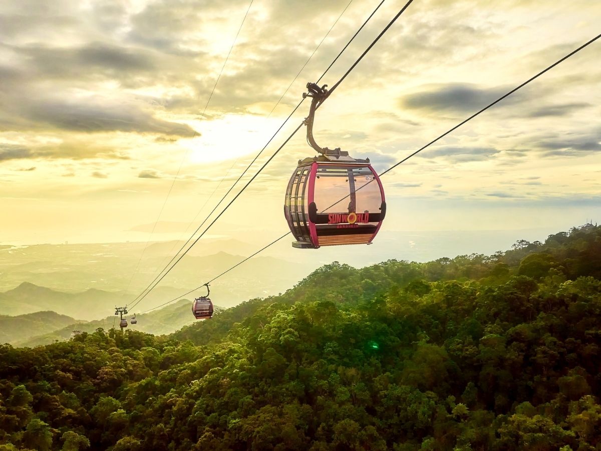 Để lên được cổng thời gian Bà Nà Hills, du khách cần mua vé cáp treo khứ hồi.