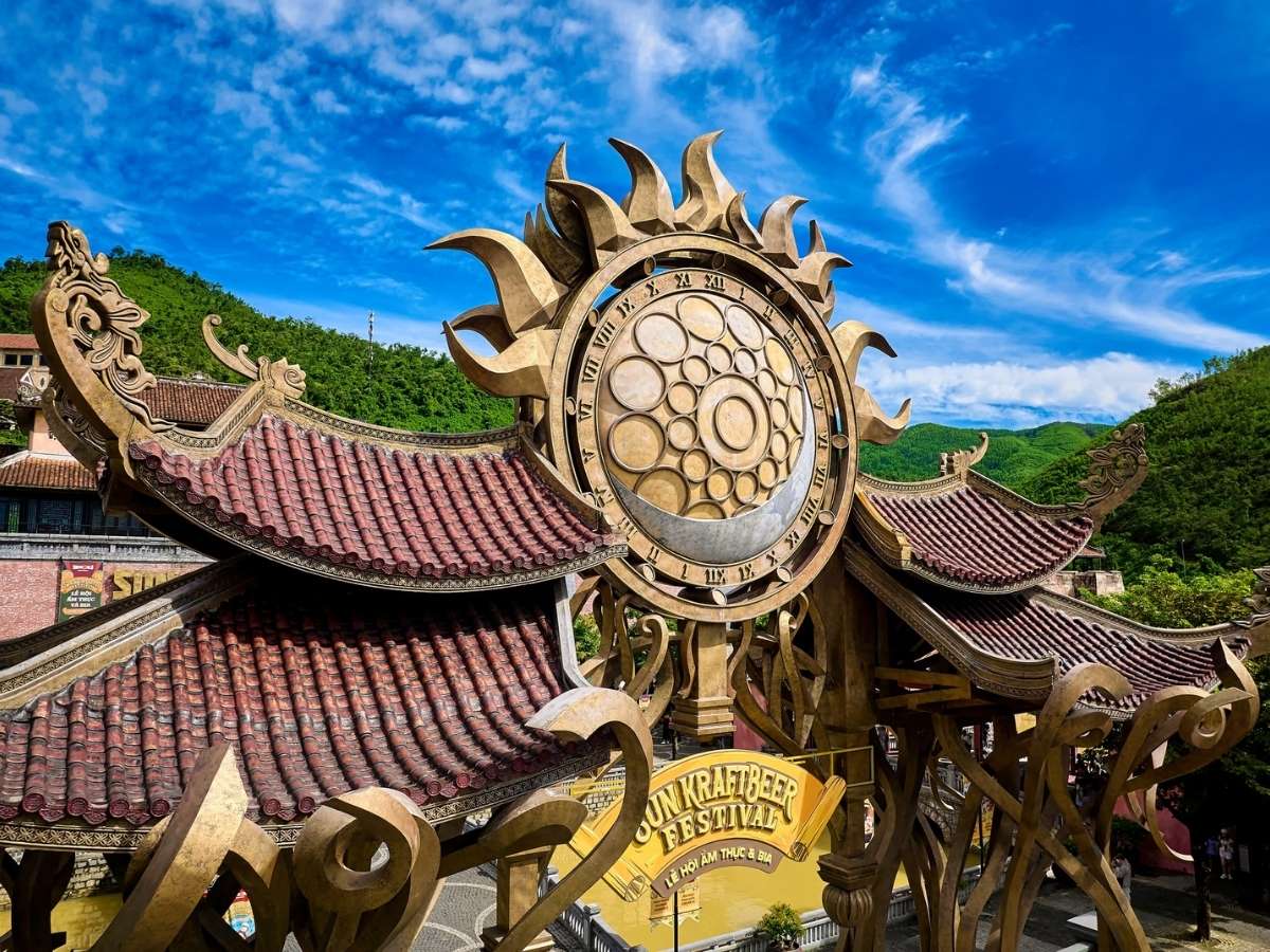 Phần mái cong đặc trưng của cổng thời gian Bà Nà Hills được lấy cảm hứng trực tiếp từ các cung điện thời Nguyễn ở kinh thành Huế.