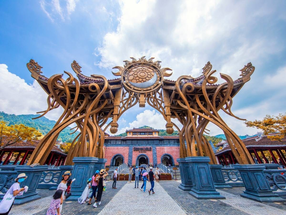Cổng thời gian Bà Nà Hills chính là điểm chào đón khách đầu tiên ở khu vực cổng.