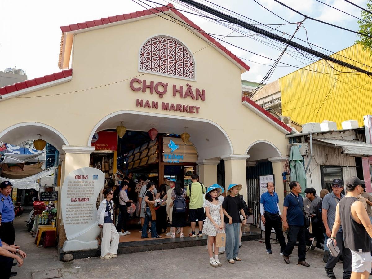Chợ Hàn là địa điểm truyền thống nổi tiếng khi tìm mua bánh dừa nướng Đà Nẵng.