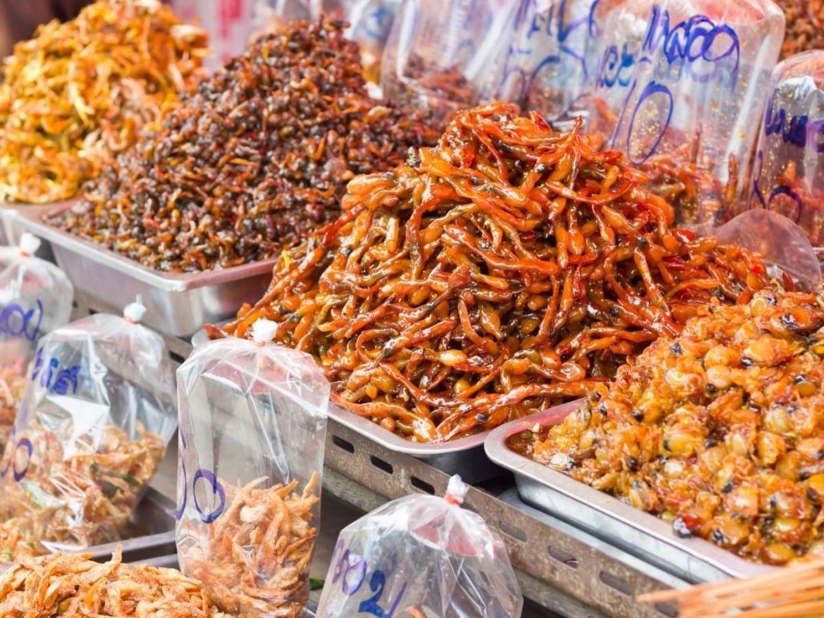 Khu vực bán đặc sản tại chợ đêm Sơn Trà quy tụ nhiều loại hải sản khô