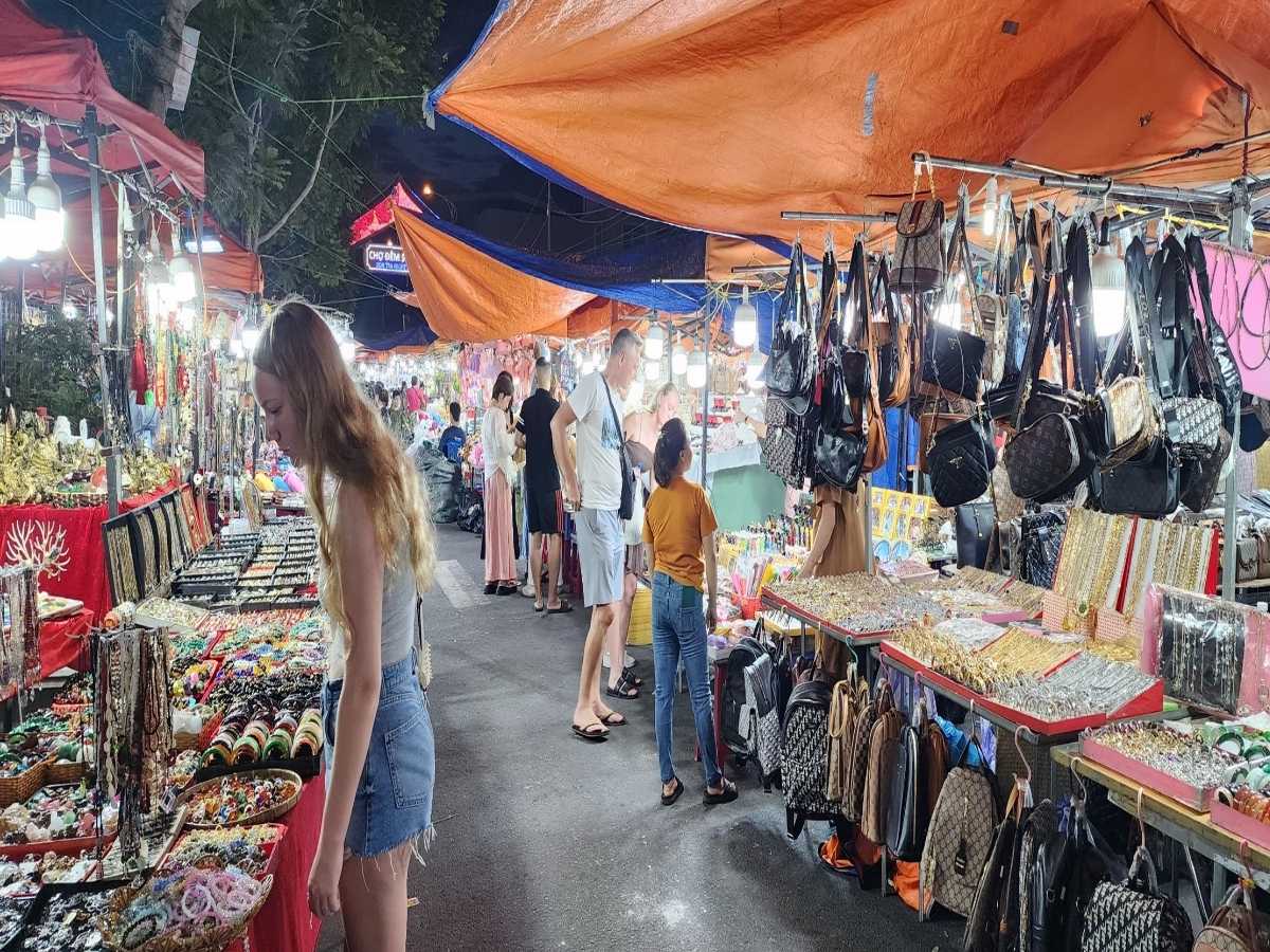 Phiên bản mới của chợ đêm Sơn Trà được bố trí khoảng 250 gian hàng.