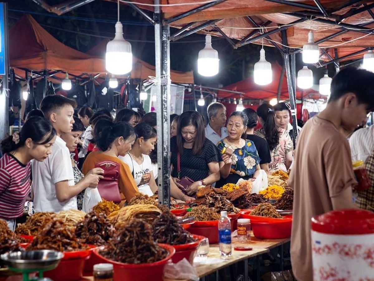 Chợ đêm Sơn Trà được ví như hình ảnh thu nhỏ của văn hóa Đà Nẵng về đêm.
