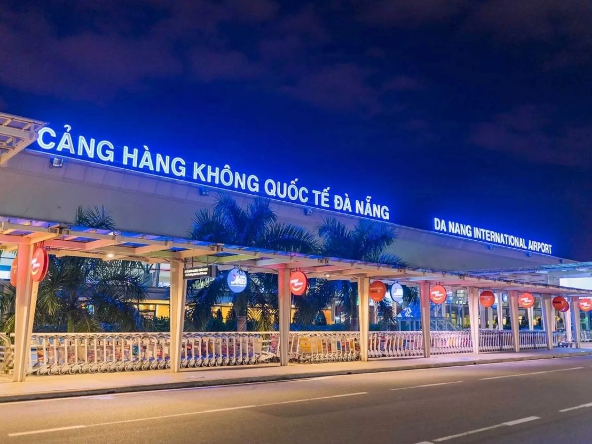 Nếu xuất phát từ sân bay Đà Nẵng, khoảng cách đến bãi biển Phạm Văn Đồng vào khoảng 5-7 km tùy tuyến đường.
