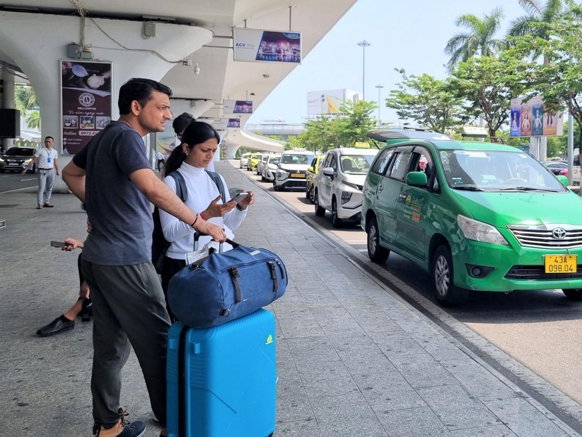 Bạn có thể lựa chọn thuê xe máy hoặc sử dụng ô tô có tài xế, taxi để chủ động.