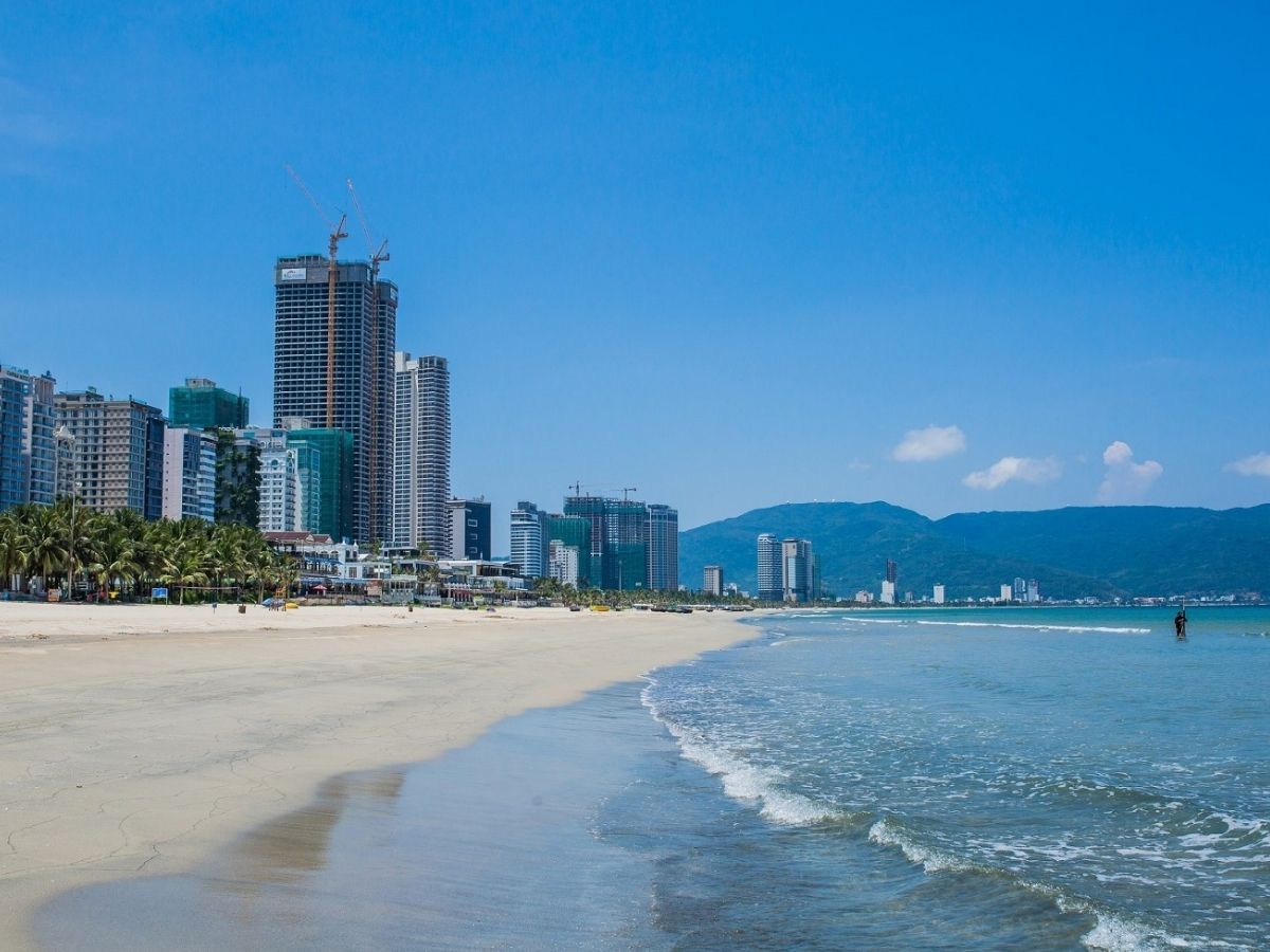 Đối với những ai đang cần lấy lại nguồn năng lượng sau thời gian làm việc căng thẳng, bãi biển Thanh Bình chính là “chốn nghỉ” lý tưởng.